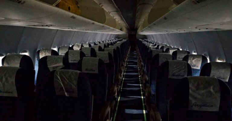 The moment passengers evacuate after emergency landing in the world’s coldest city at minus 41 degrees – World News