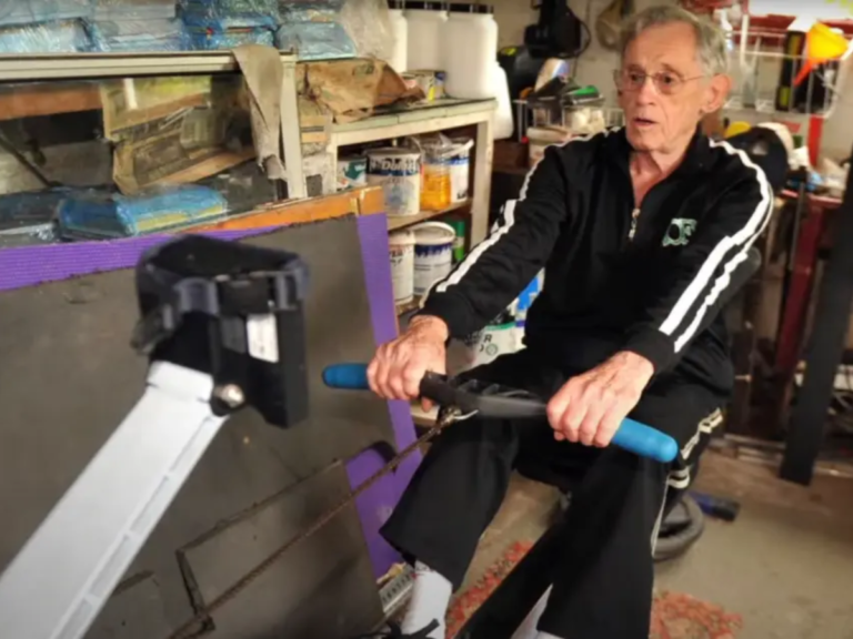 A 93-year-old man is as healthy as a 40-year-old.Studying him reveals 4 secrets of fitness