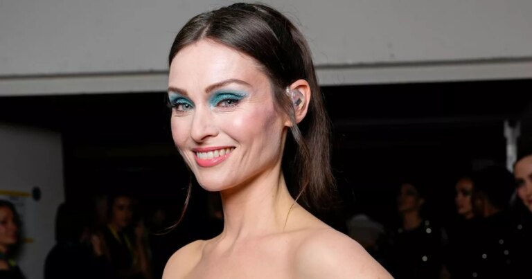 From apricot beauty to iconic green glitter, get Sophie Ellis-Bector’s BAFTA eyeshadow looks