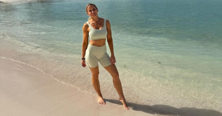 Mom looks unrecognizable after losing weight at the gym in pre-weight loss snap