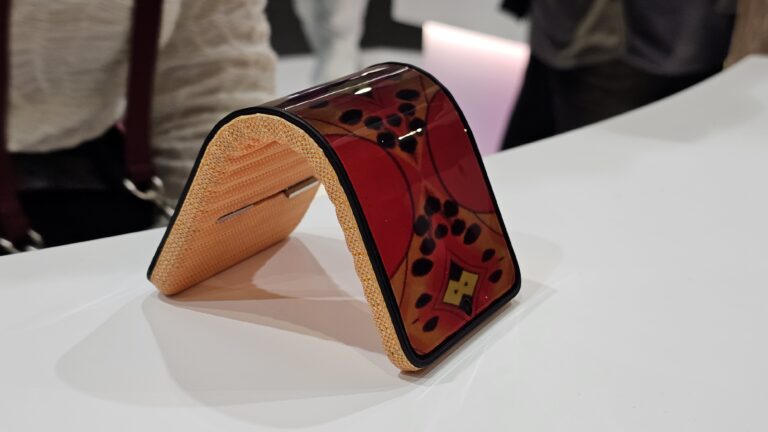 Gadget makers show off screens that can be bent and expanded