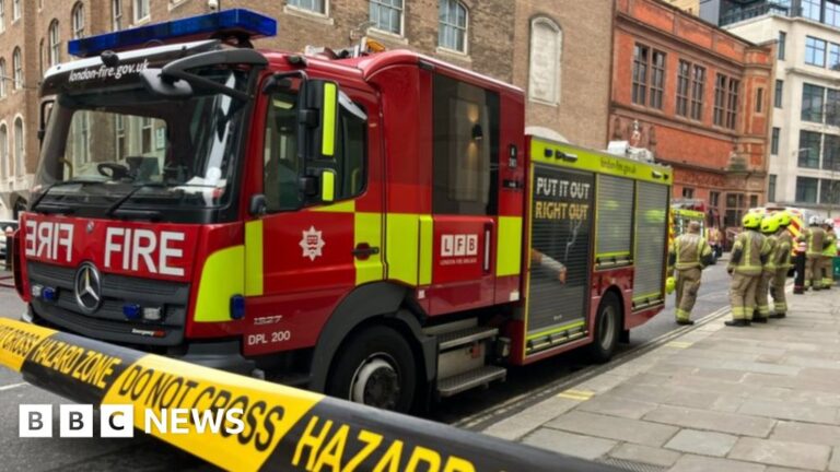 Old Bailey: London courthouse evacuated after fire breaks out nearby