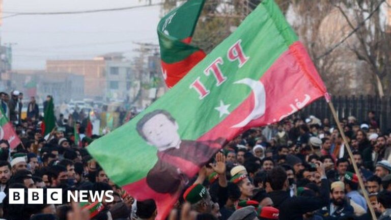 Pakistan election: Imran Khan and Nawaz Sharif claim advantage