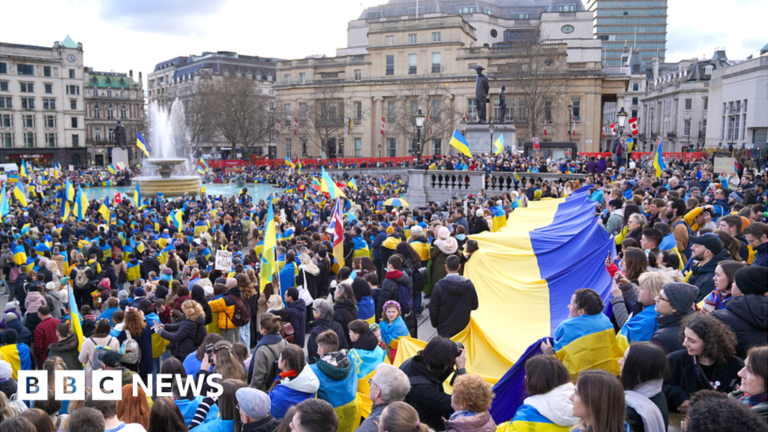 Hundreds of peace seekers join Ukraine march in London