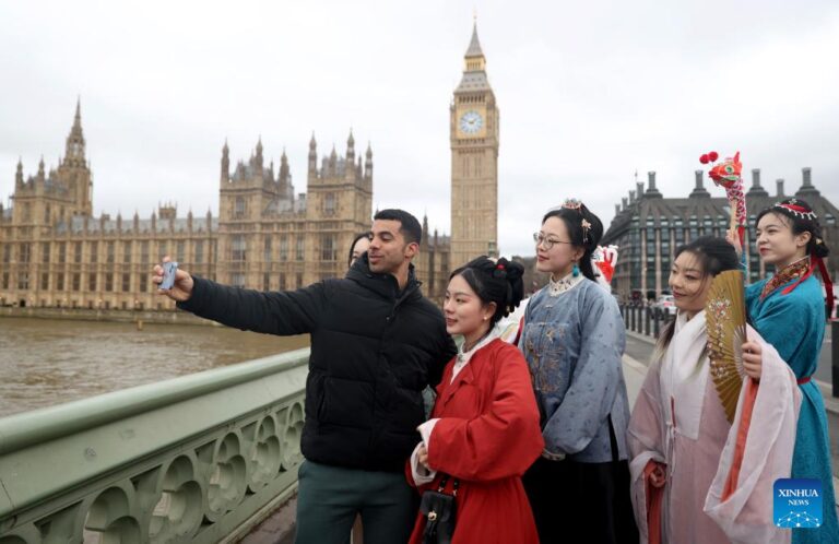 Hanfu lovers exhibit Hanfu in London, UK – Xinhua News Agency