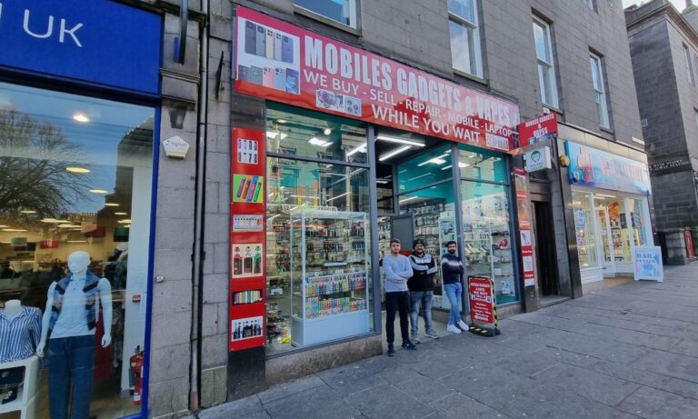 Mobiles, gadgets and vapes – Union Street’s newest shop opens