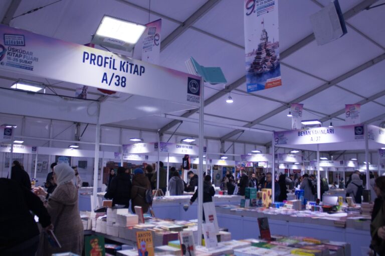 Uskudar Fair attracts hundreds of people to enjoy books, history and culture