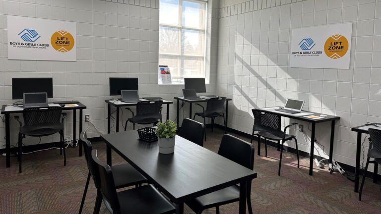 Detroit opens 8 technology hubs with free Wi-Fi and digital training