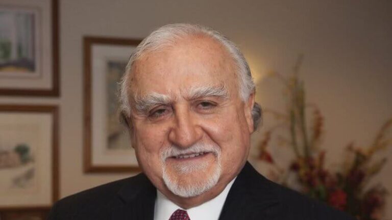 Is this the best cancer doctor in the world? A Houston oncologist has developed a cutting-edge treatment that achieves complete remission in 50% of patients, and patients from all over the world flock to him. Ta.
