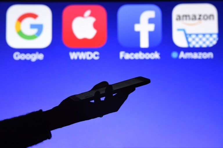 Technology giants Meta and Amazon drive technology rally.Apple suffers from China problem