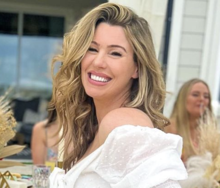 Fitness influencer Anna Victoria wears workout gear and says ‘never give up’
