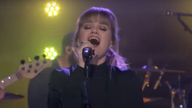 Kelly Clarkson celebrates J. Lo interview with ‘Let’s Get Loud’