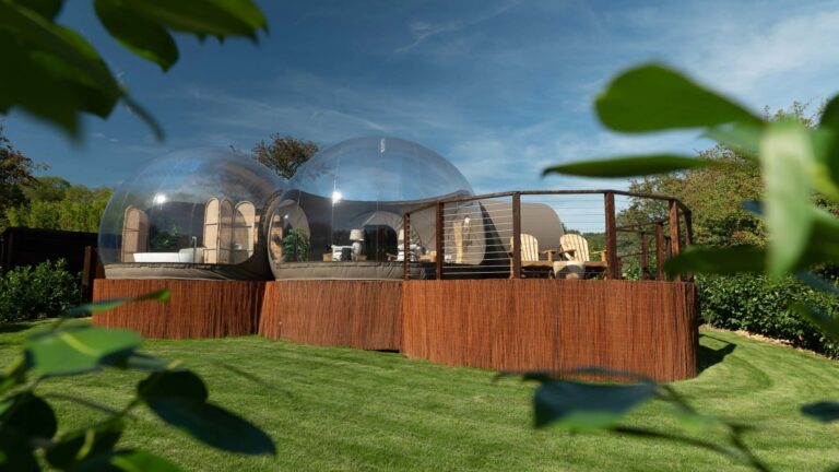 A 90-minute African safari experience from London. The sound of a lion’s roar lulls you to sleep in a stunning glamping bubble.