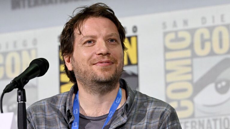 ‘Rogue One’ director Gareth Edwards is in talks to direct the new ‘Jurassic World’