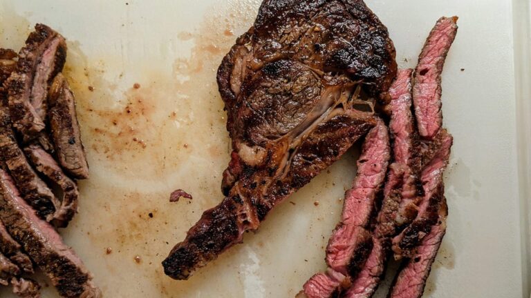 One trick chefs use to tell if a steak is perfectly cooked.no gadgets required