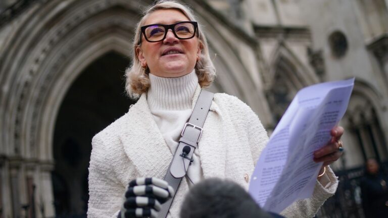 Sarah de Lagarde, who lost arm and leg in subway crash, sues TfL | News UK News