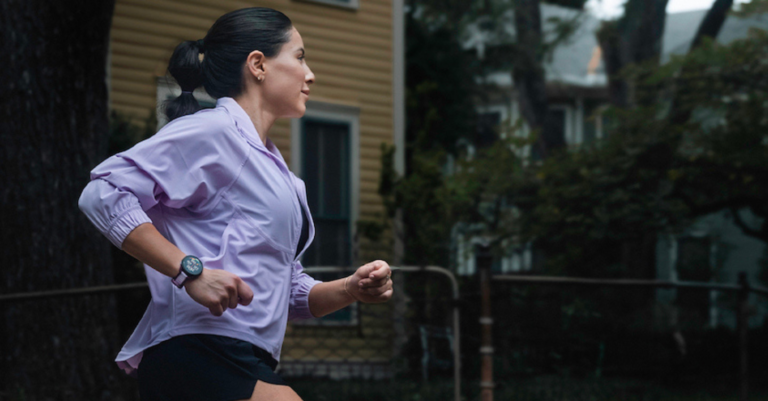 This new smartwatch helps you reach your fitness goals through personalized training plans