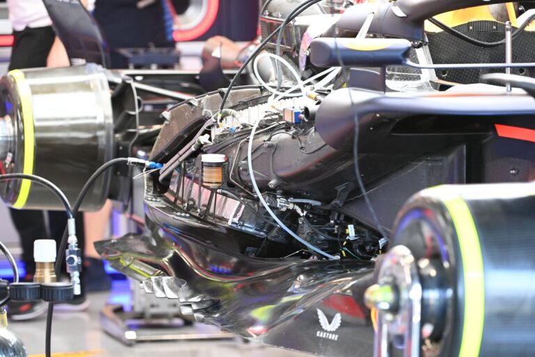 Description of technical images from the pit lane