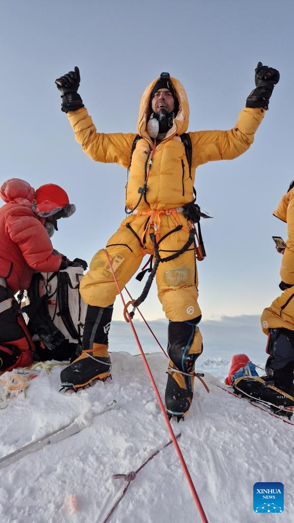 Climbers tackle world’s highest peak, Qomolangma – Xinhua News Agency