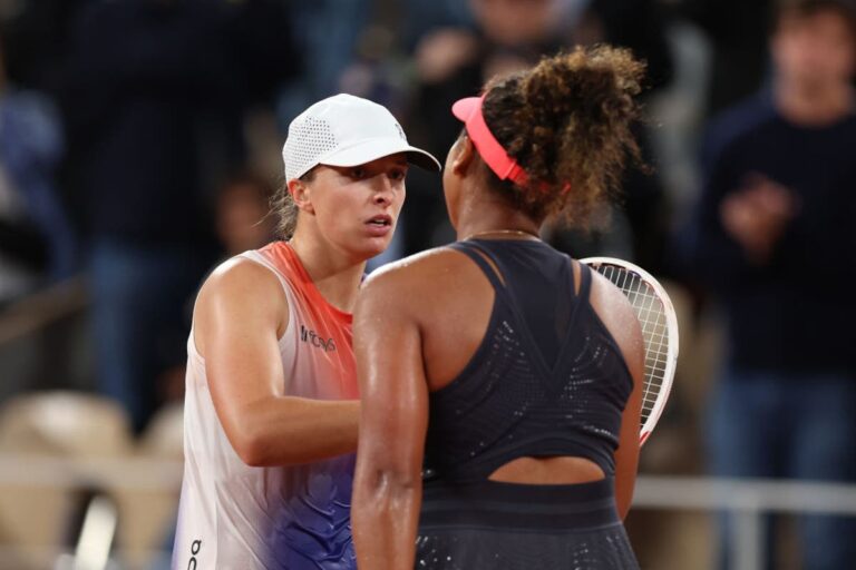 Iga Swiatek cheers on French Open crowd after defeating Naomi Osaka
