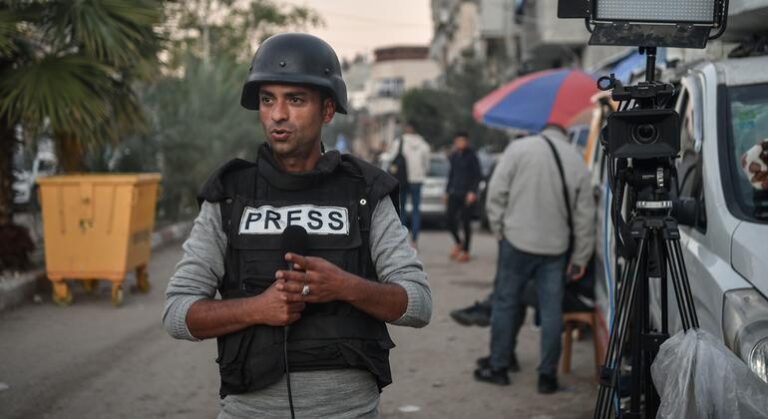 World news brief: Palestinian journalist wins top press freedom award, child migrants detained, Niger meningitis outbreak