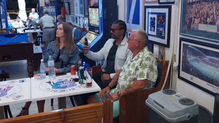 Former British world heavyweight boxing champion spotted in Rangers bar, fans say ‘he’s one of us’