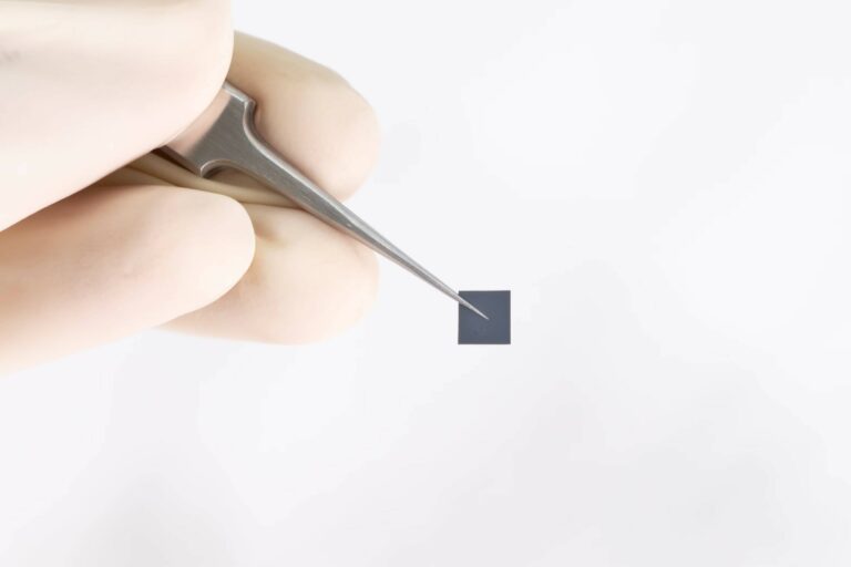 Tiny solid-state batteries bring massive power to pocket gadgets • The Register